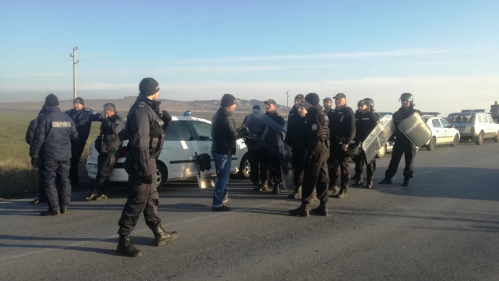Полиция чака протестиращите да излязат на магистрала "Тракия"
