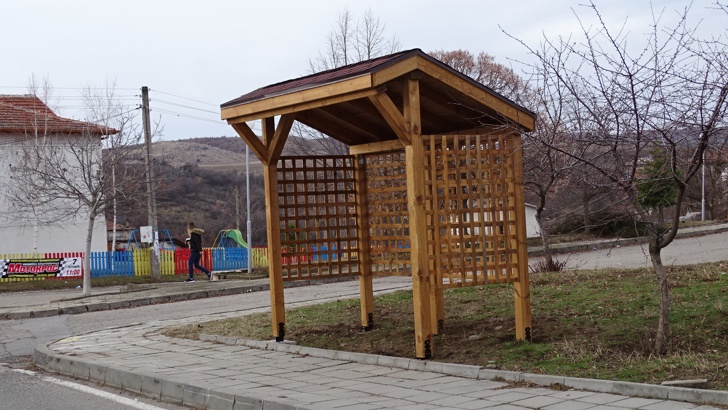 Ясла за тъпи избиратели се появи в село край Благоевград Ясла
