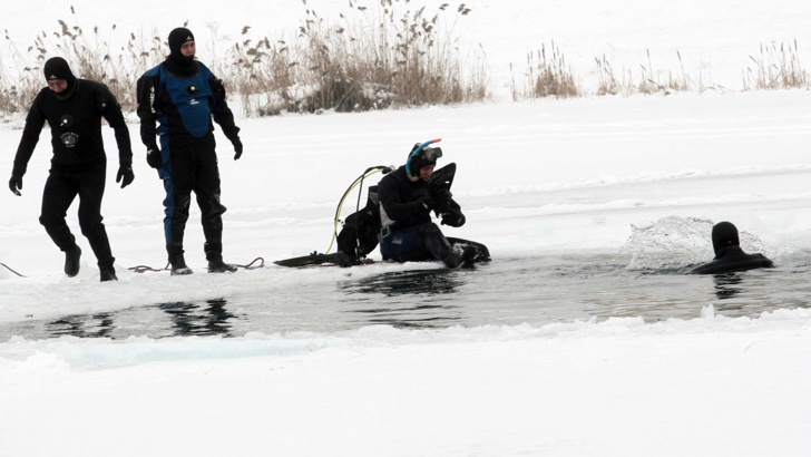 Водолази търсят 15 годишно момче в ледените води на микроязовирВодолази издирват