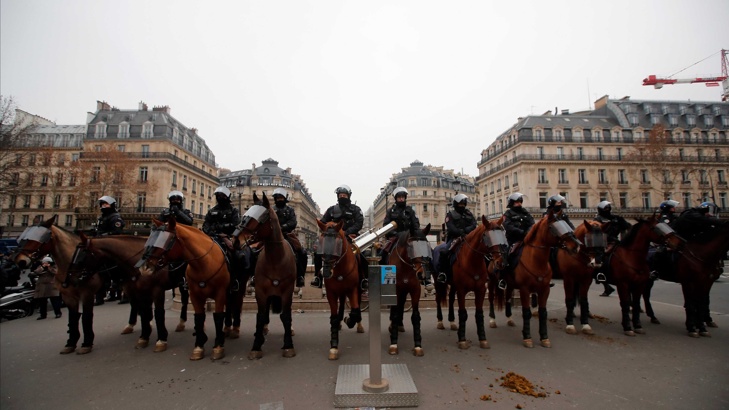 Арести и сълзотворен газ по време на протестите в ПарижЗначително