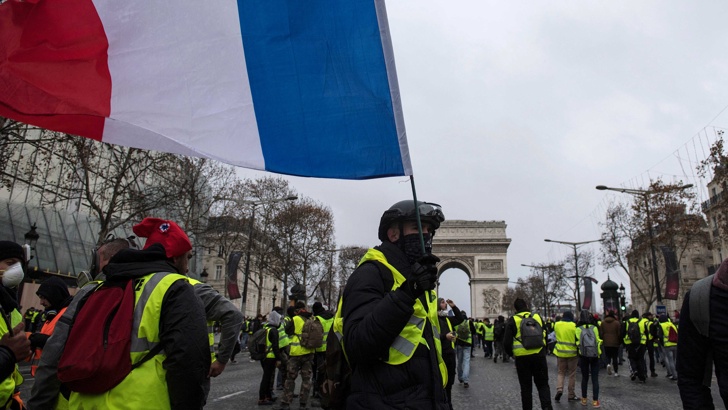 Масови арести и сълзотворен газ при протеста в ПарижСълзотворен газ