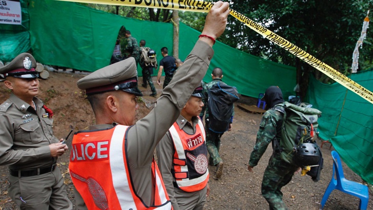 Шест деца изведени от пещерата в ТайландСпасителите в Тайланд изведоха