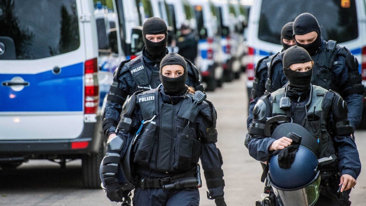 Германската полиция нахлу в центъра за бежанци където преди три