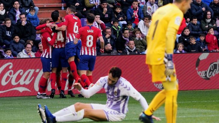 Атлетико Мадрид измъкна победата в края и продължава да преследва лидера Барселона.