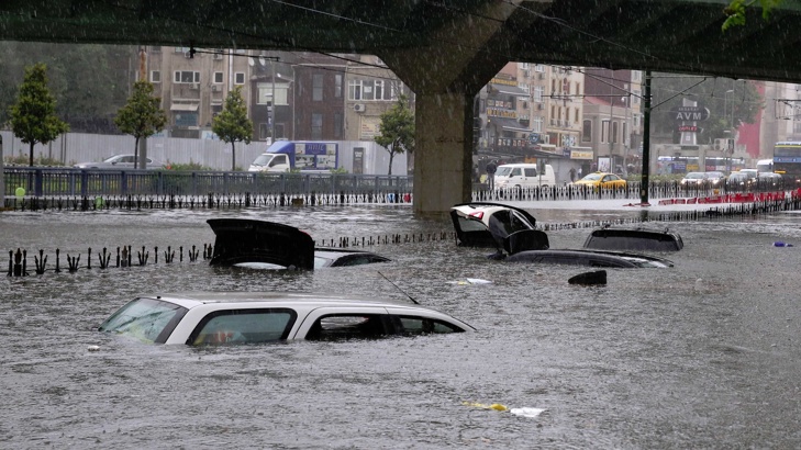Поройни дъждове и запушени шахти предизвикаха наводнения в ИстанбулГръмотевичната буря