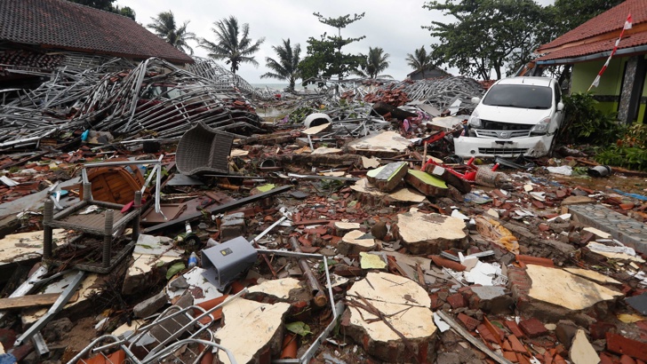 Жертвите на цунамито в Индонезия са вече 229, 720 са