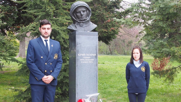С поднасяне на цветя пред паметника на Юрий Гагарин варненци