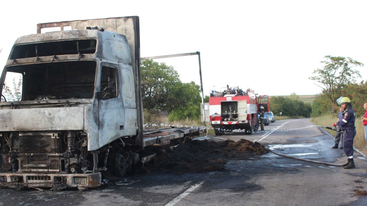 Камион се запали по време на движениеКамион натоварен със сено