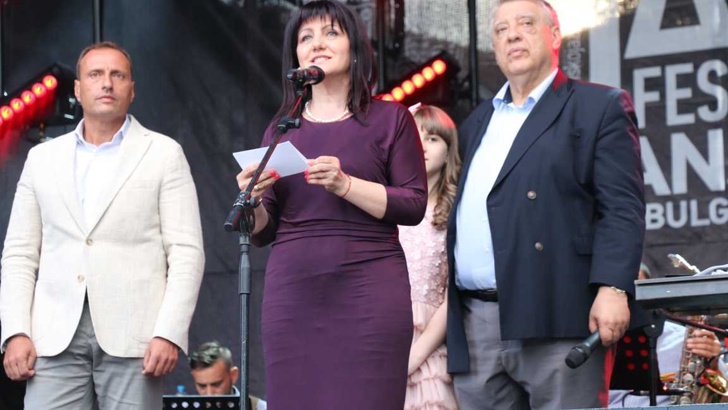 Цвета Караянчева поздрави участниците и гостите на най-големия летен музикален форум в България