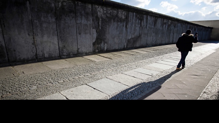 Издигат наново Берлинска стена за да я унищожатБутафорна Берлинска стена