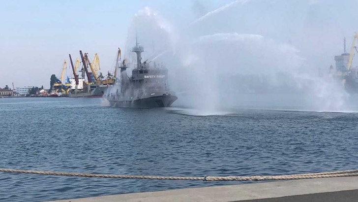 Пожар на кораб на пристанище Бургас наложи спешна евакуация на