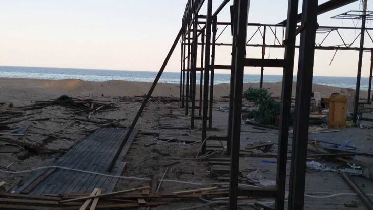 Разчистването на незаконни преместваеми обекти на морски плаж Слънчев бряг север