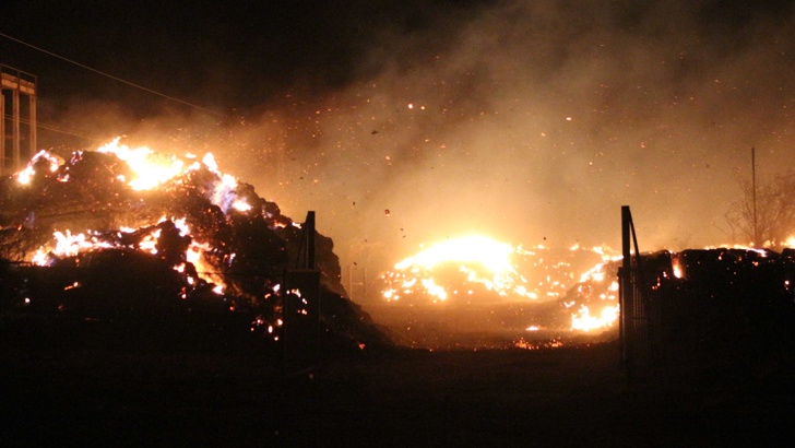 Пожарът в Сливен продължава, огнеборци овладяват огнената стихия Продължава да