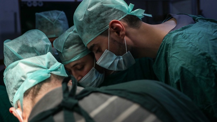 Лекари извършиха първата успешна трансплантация в света на пенис и скротум.