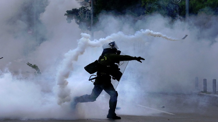 Полицията използва сълзотворен газ, за да озапти демонстрантите