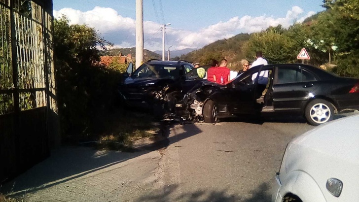 Челен удар между два леки автомобила затруднява пътя Симитли БанскоЧелен
