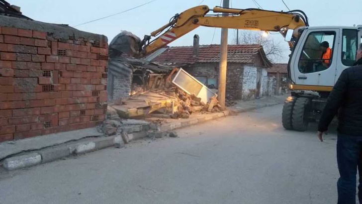 Багерите събарят къщи в ромската махала на ВойводиновоОбщо 15 постройки
