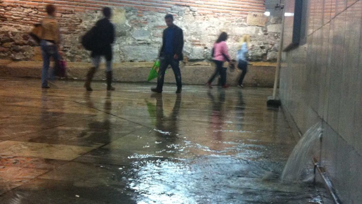 Силна буря придружена от проливен дъжд в София Някои улици