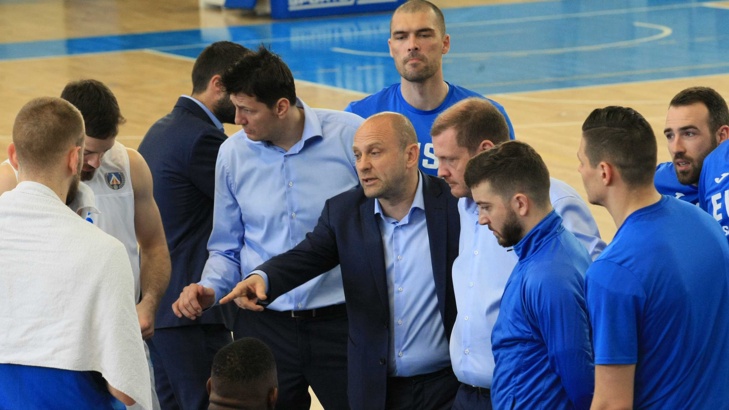 Треньорът на Левски Лукойл Константин Папазов изрази увереност че отборът