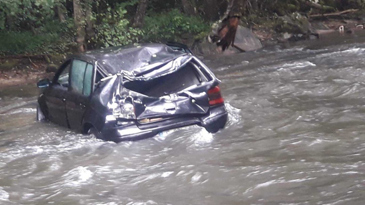 Лек автомобил падна в река край Разлог шофьорът пострадаЛек автомобил