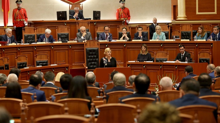 Албанската опозиция бойкотира парламентаАлбанската опозиция отказа да се върне в