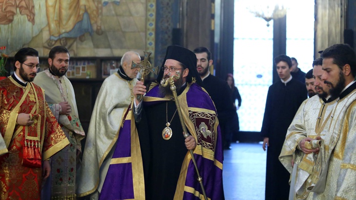 Белоградчишкият епископ Поликарп отслужи празнична литургия в Св. Неделя“Стотици миряни