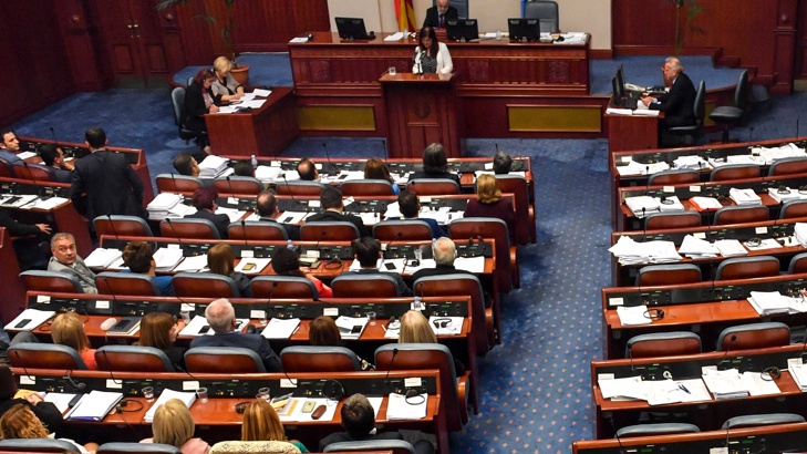 Македонският парламент одобри конституционните промени Македония вече не е ЮгославскаМакедонският