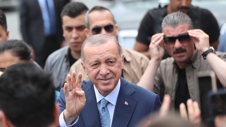 Реджеп Тайип Ердоган води на президентските избори в Турция. Това