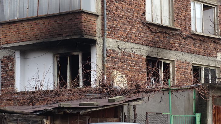 Къща горя тази сутрин в Благоевград няма пострадалиПърви етаж от