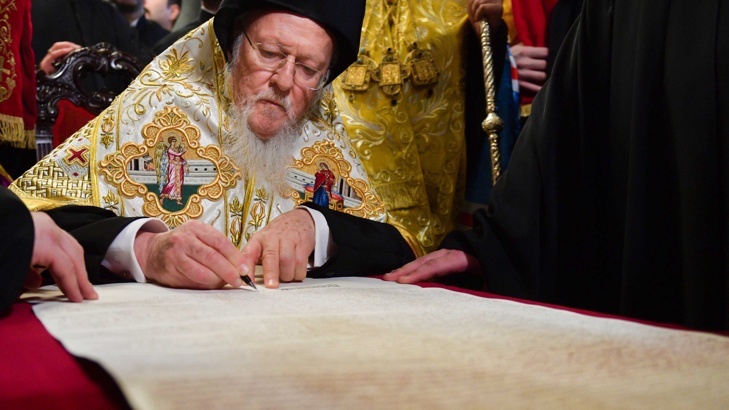 Вселенският патриарх Вартоломей връчи томосa за автокефалност на украинския митрополит