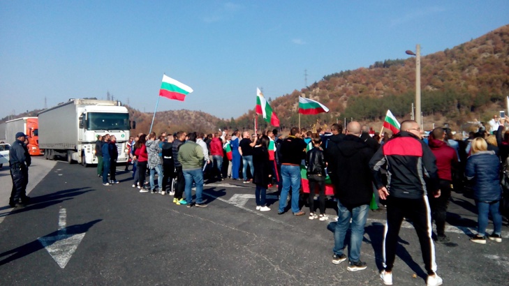 Над хиляда протестиращи затвориха Е-79 с жива веригаПротестиращите от Благоевград
