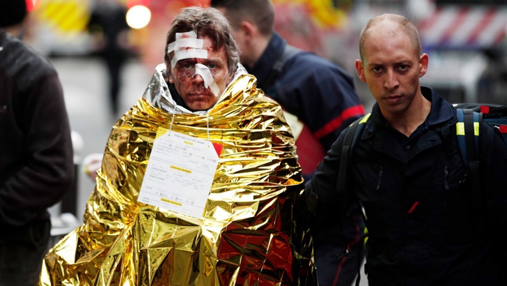 12 души остават в болница след взрива в Париж12 души