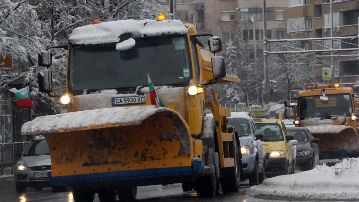 Над 160 снегорина чистят София163 снегопочистващи машини са работили през