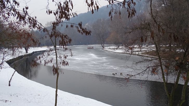 Лед скова езерото в парк Бачиново над Благоевград