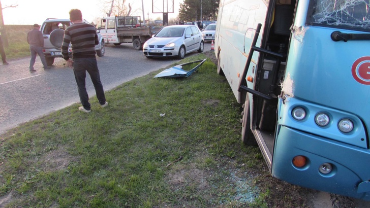 Туристически автобус и микробус се удариха в ГърцияТуристически автобус от