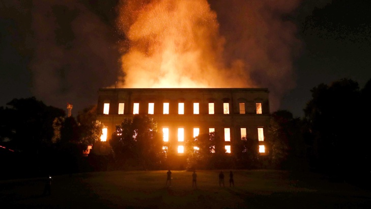 Националният музей на Бразилия изгоря, сградата може да се срутиСградата