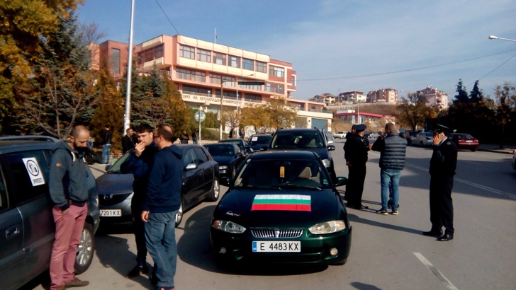 Протест в Благоевград срещу скъпите горива, блокират Е-79Десетки автомобили се