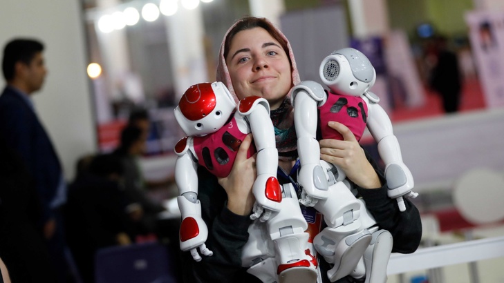 Роботите могат да манипулират и подчиняват хоратаРоботите може би ще