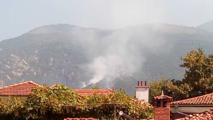 Овладяха пожара над Карлово ръчно заради недостъпната местностПожарът над Карлово