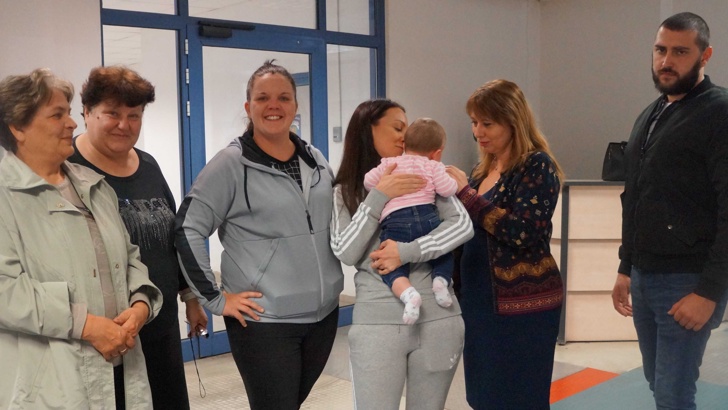 Председателят на ДАЗД посрещна на Летище София 8 месечно българско бебе