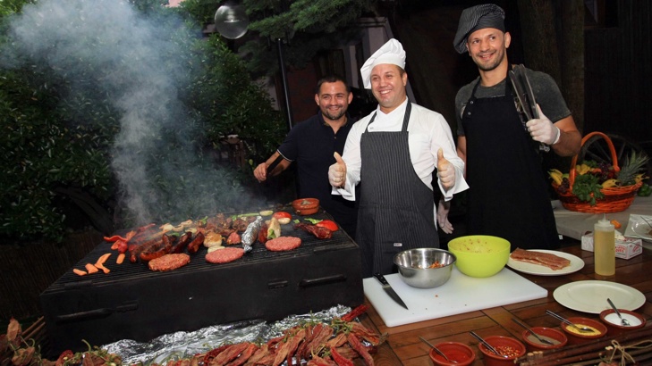 Сръбският ресторант Котилото в софийския квартал Драгалевци посреща гостите си