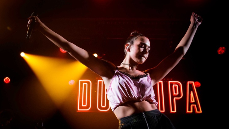 Британската поп певица Дуа Липа ще пее на церемонията по