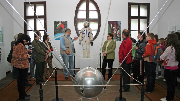 Изложба посветена на 30 годишнината от полета на Александър Александров по