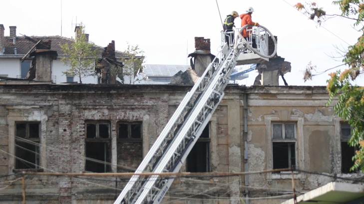 Пожар горя тази нощ в имота на столичните булеварди „Дондуков” и „Васил Левски”