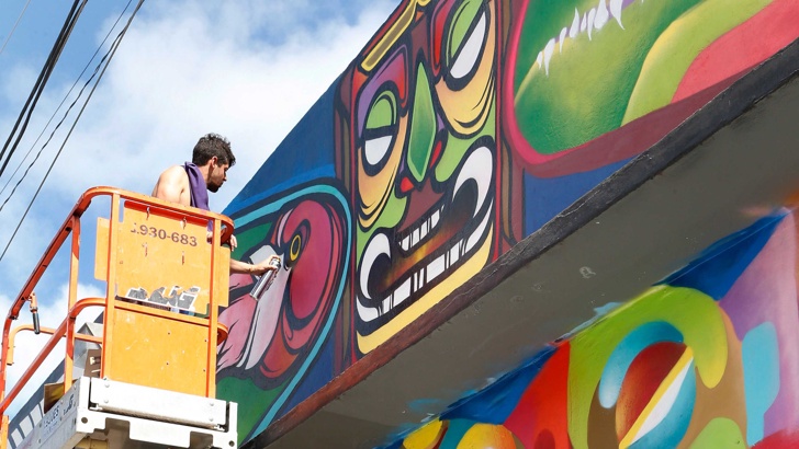 На границата на оживен търговски район тайвански художници на графити