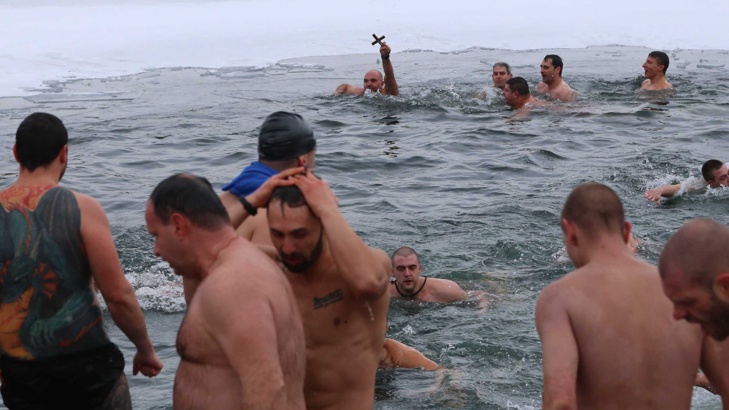 Смелчаци от цялата страна скочиха в ледените води за Богоявленския
