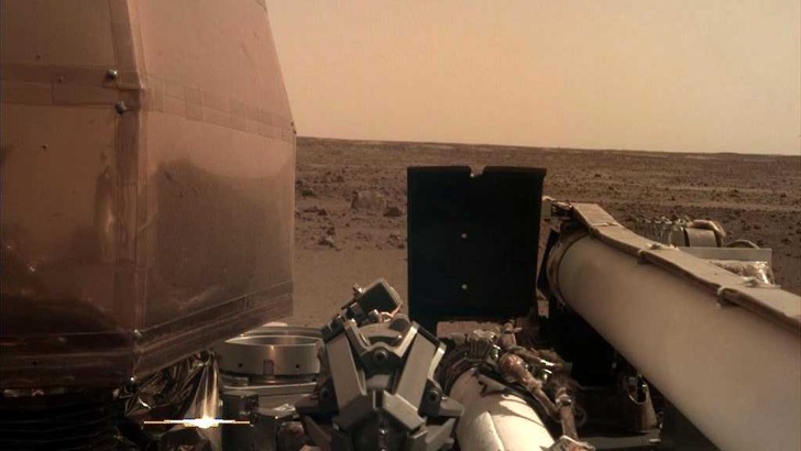 „Марсианецът“ InSight изпрати първи снимки от новия си домБезпилотният апарат
