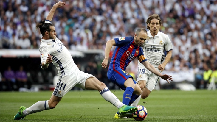 Иниеста: Моуриньо насаждаше ненавист между Барса и РеалЛегендата на Барселона