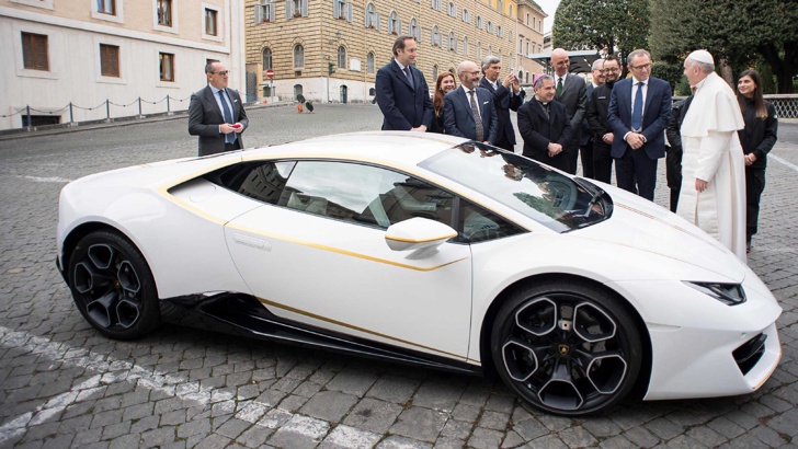 Бялото Lamborghini Huracan на папа Франциск е продадено за 715