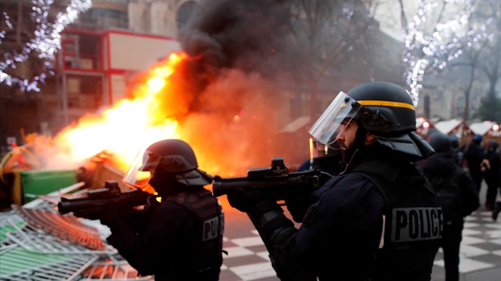 Сълзотворен газ срещу 34 жълтите жилетки 34 в ПарижСблъсъци избухнаха по време